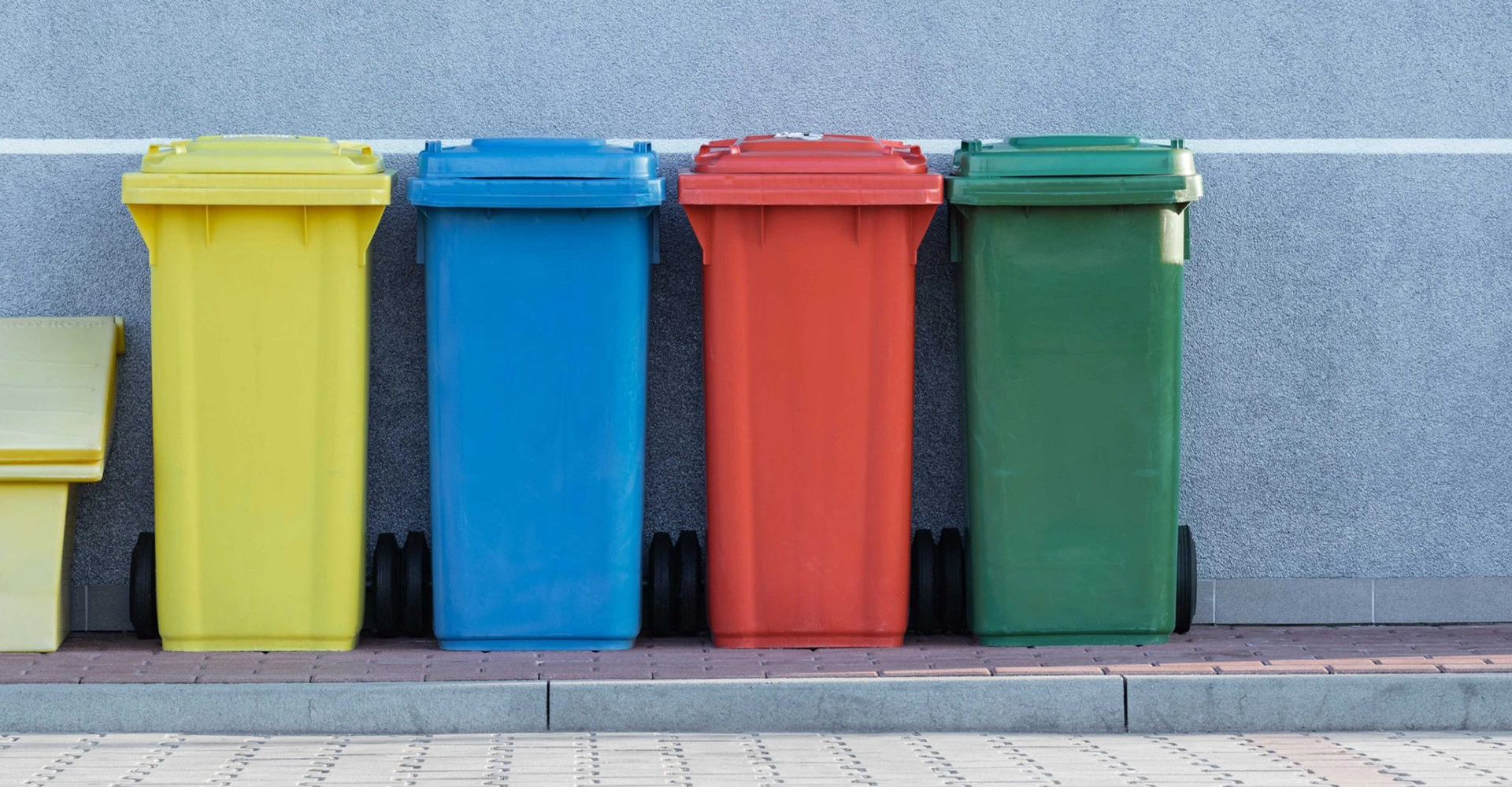 Visuel décoratif représentant des bennes à ordures de plusieurs couleurs.