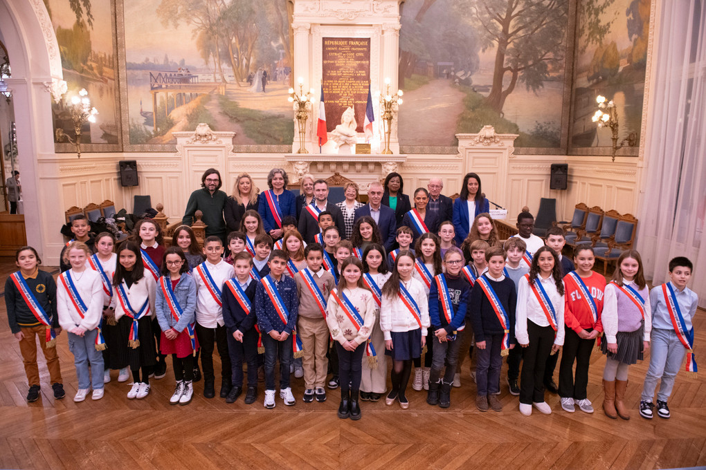 Photographie décorative représentant l'investiture du conseil municipal des enfants janvier 2025