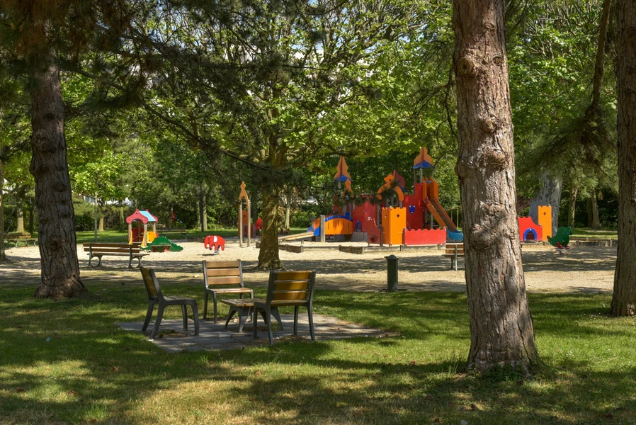 Une photo prise à l'intérieur du Square du Maréchal de Lattre de Tassigny