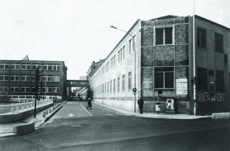 Une photo en noir et blanc des Usines Chausson Rue des Frères Chausson