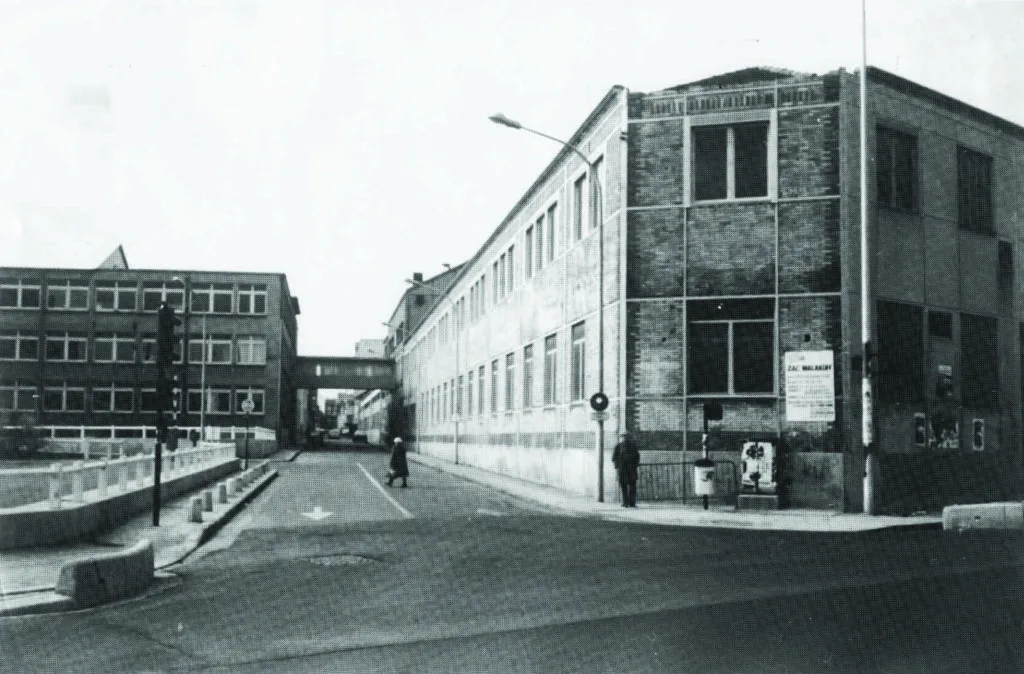 Une photo en noir et blanc des Usines Chausson Rue des Frères Chausson