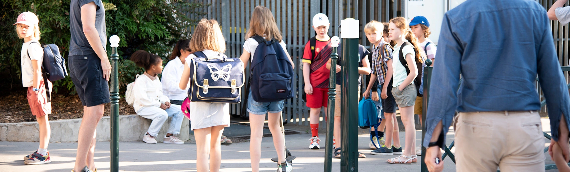 Visuel représentant des enfants accompagnés à l'école par des adultes.