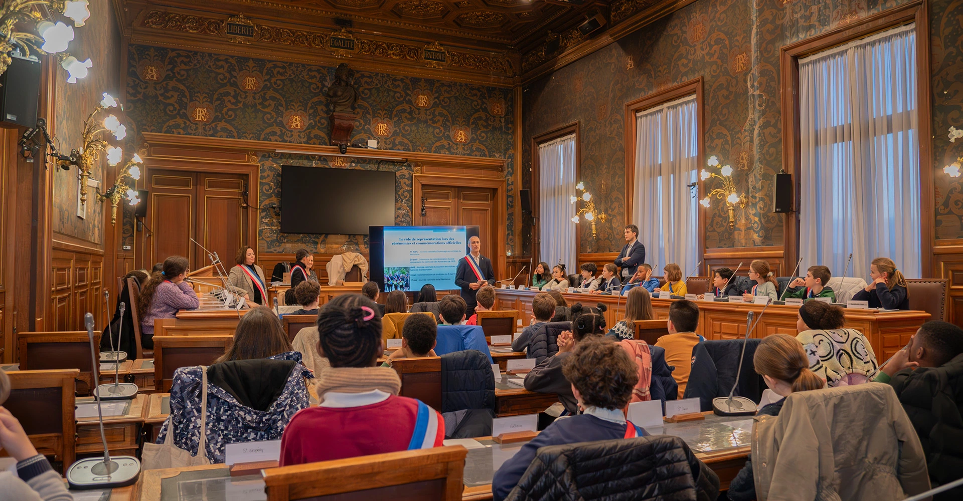 Visuel décoratif représentant le conseil municipal des enfants.