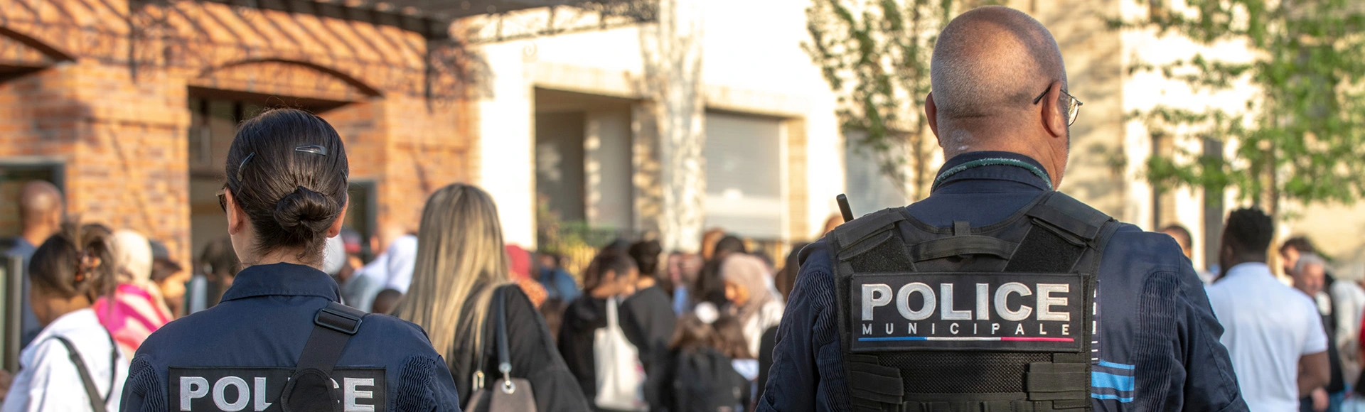 Photo illustrative représentant deux agents de police municipale de dos.