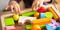 Visuel décoratif représentant des jouets pour enfants en bois.