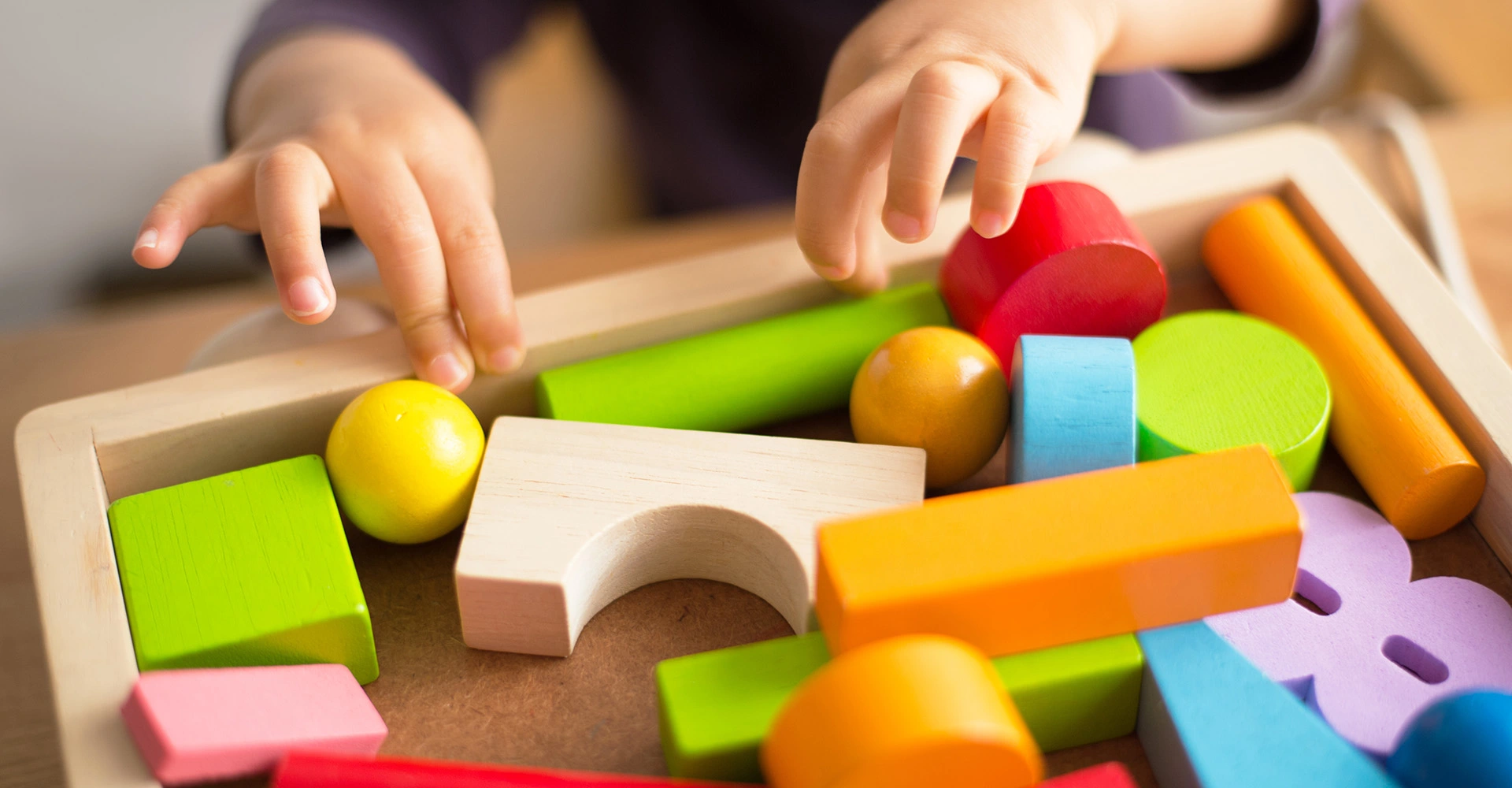 Visuel décoratif représentant des jouets pour enfants en bois.