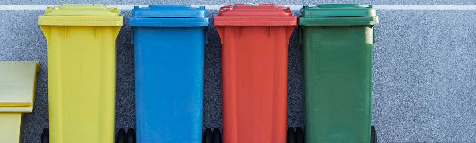 Visuel décoratif représentant des bennes à ordures de plusieurs couleurs.