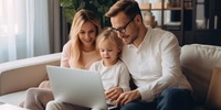 Visuel décoratif représentant une famille assise sur un canapé, regardant quelque chose sur un ordinateur.
