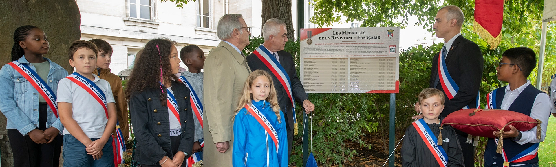 Visuel décoratif représentant une scène de commémoration à Asnières-sur-Seine avec Mr le Maire, l'adjoint aux commémorations et des enfants du conseil municipal des enfants.