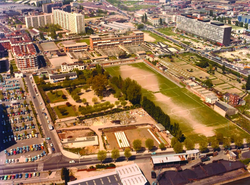 Une photo aérienne de la ville d'Asnières sur Seine