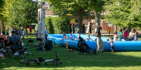 Visuel décoratif représentant des enfants jouant dans l'herbe dans un parc d'Asnières-sur-Seine avec leurs parents.