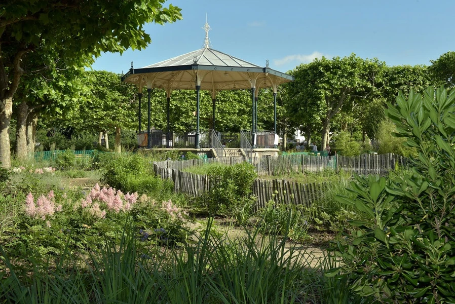 Une photo d'un kiosque présent dans parc à Asnières sur Seine