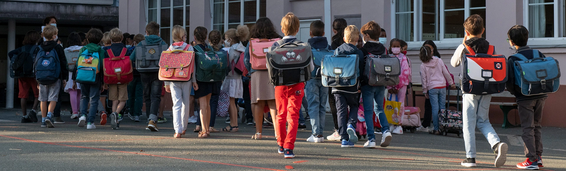 Visuel représentant des enfants se dirigeant vers l'école.