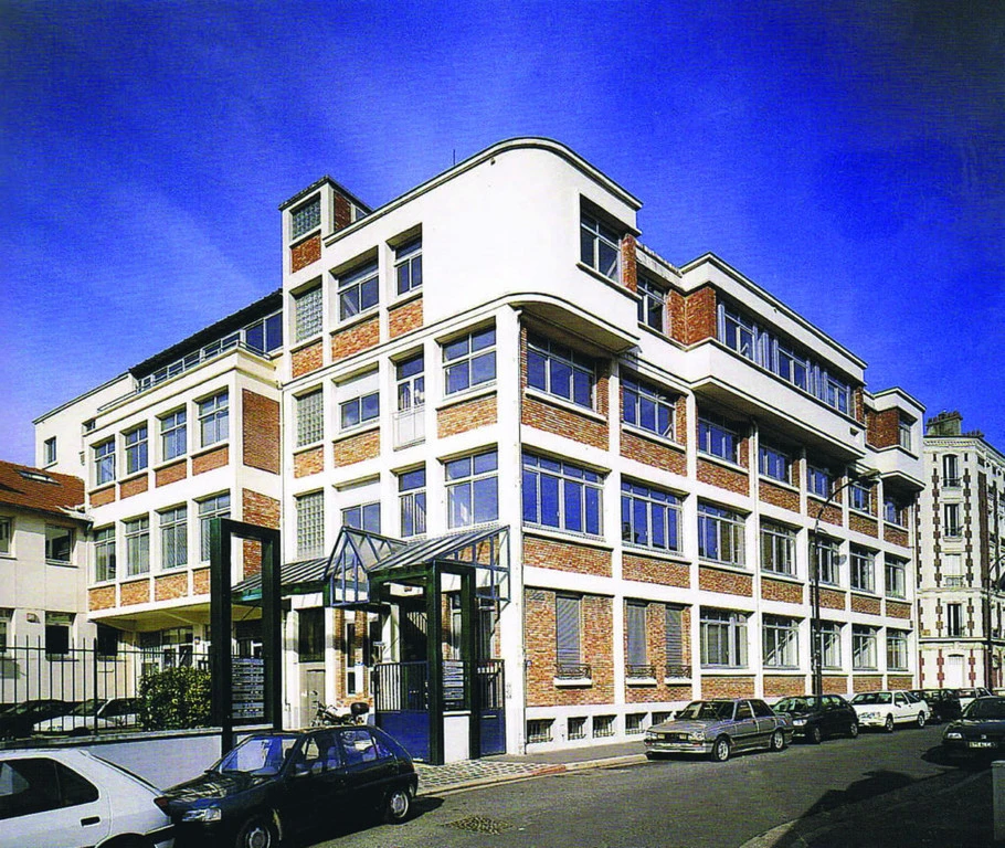 Une photo du bâtiment du Laboratoires Sista 15 rue des Champs