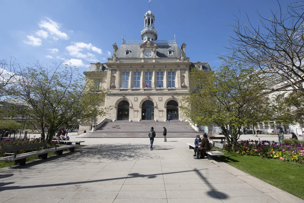 Une photo prise de la façade de l'hôtel de ville d'Asnières sur Seine
