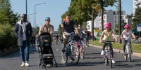 Visuel décoratif représentant des personnes faisant du vélo sur les bords de Seine.