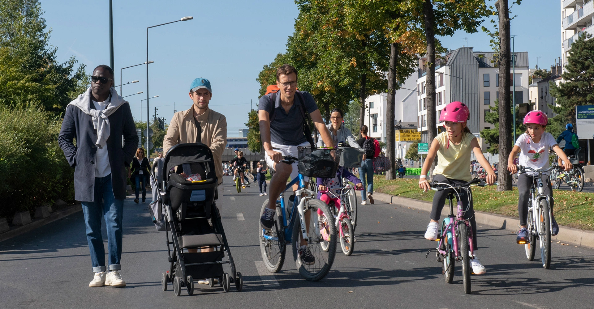 Visuel décoratif représentant des personnes faisant du vélo sur les bords de Seine.