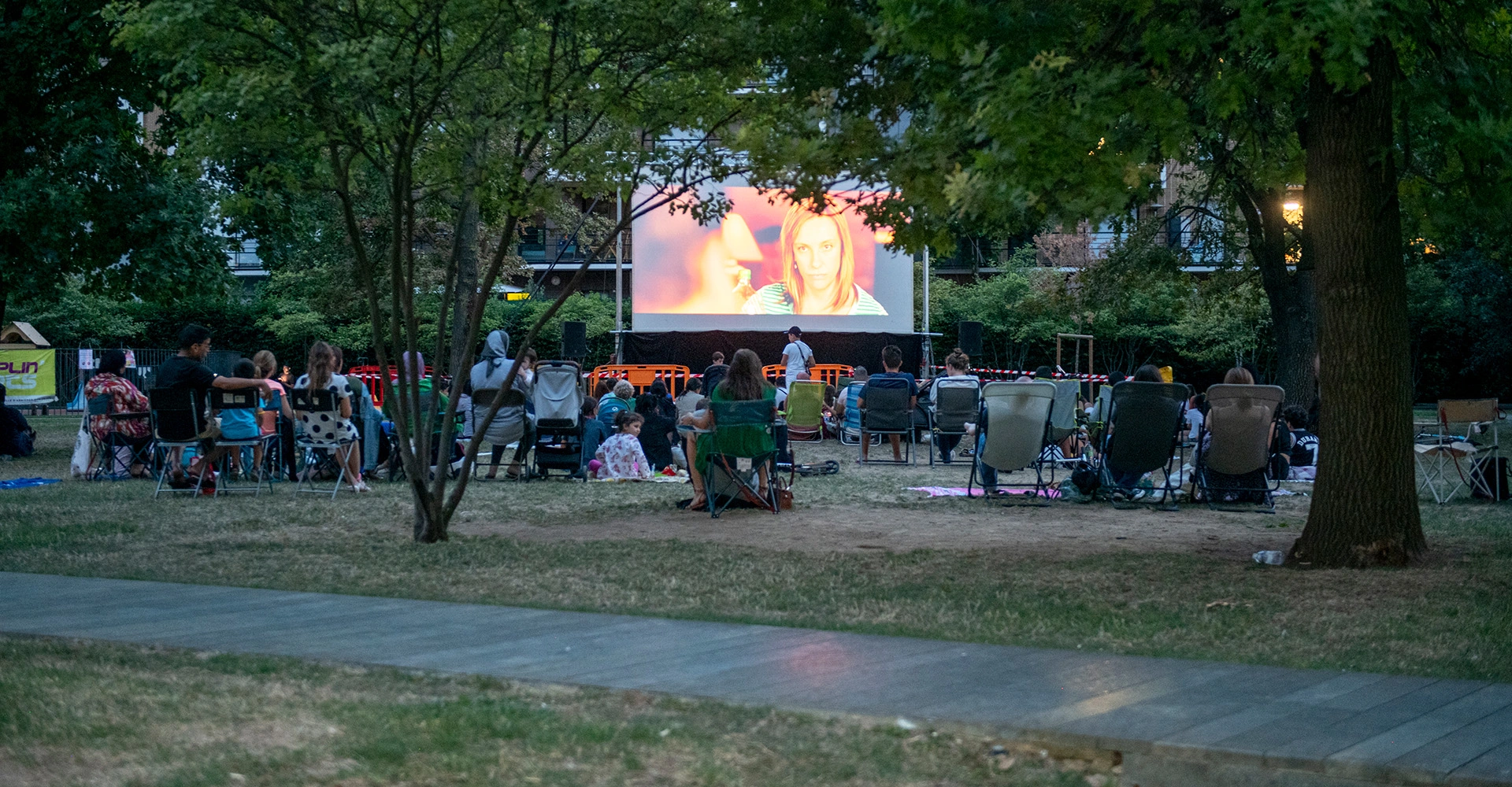 Visuel décoratif représentant une soirée cinéma en plein air.