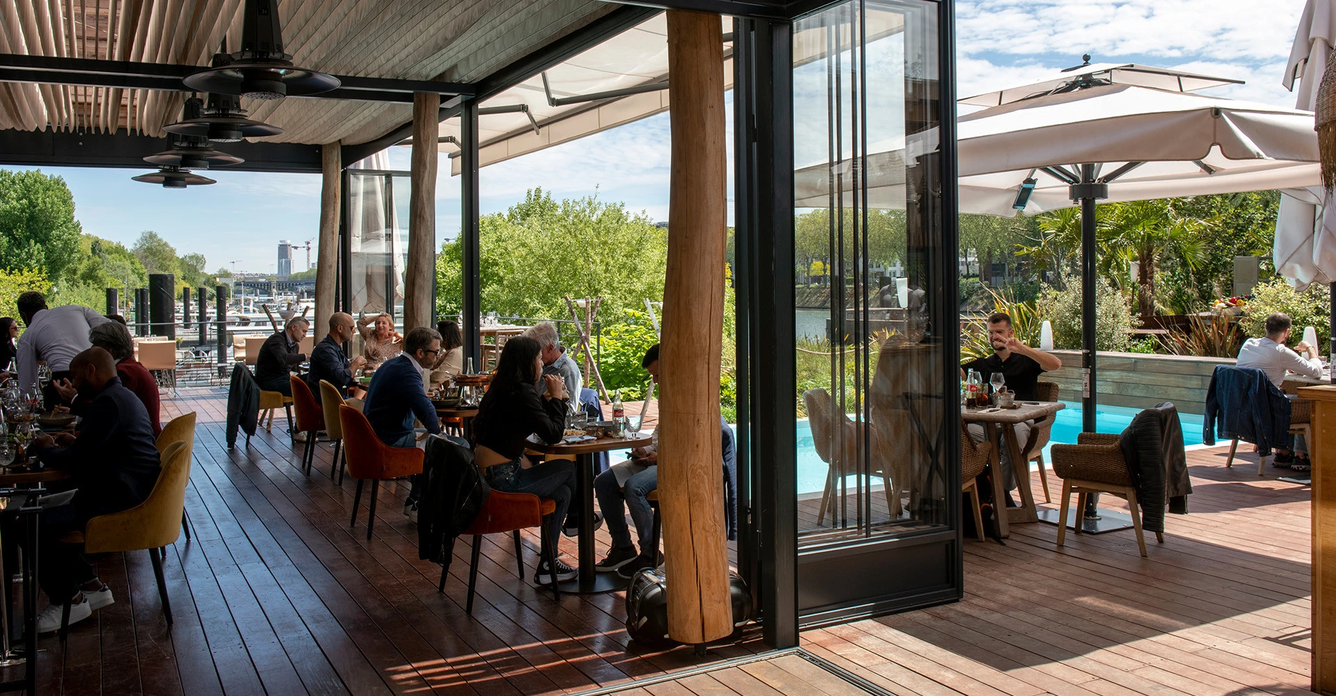 Visuel décoratif représentant des personnes attablées en terrasse à Asnières-sur-Seine.