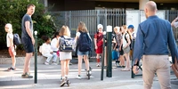Visuel représentant des enfants accompagnés à l'école par des adultes.
