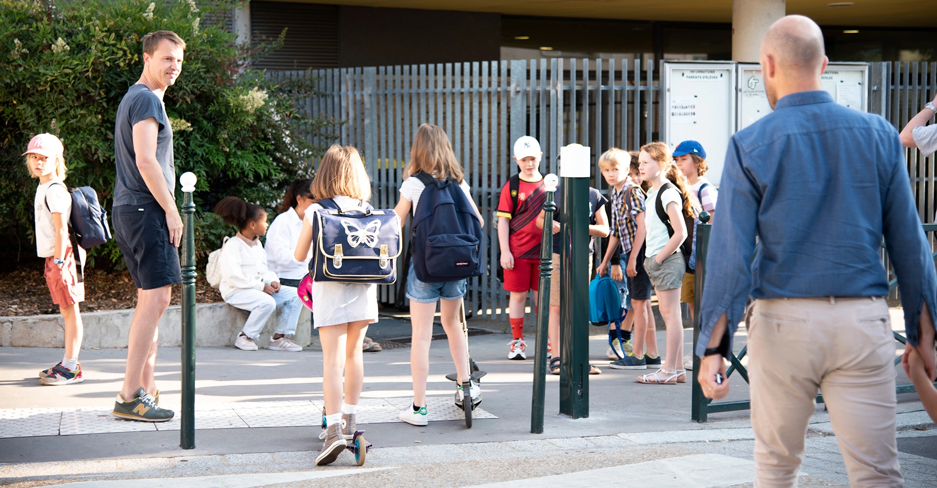 Visuel représentant des enfants accompagnés à l'école par des adultes.