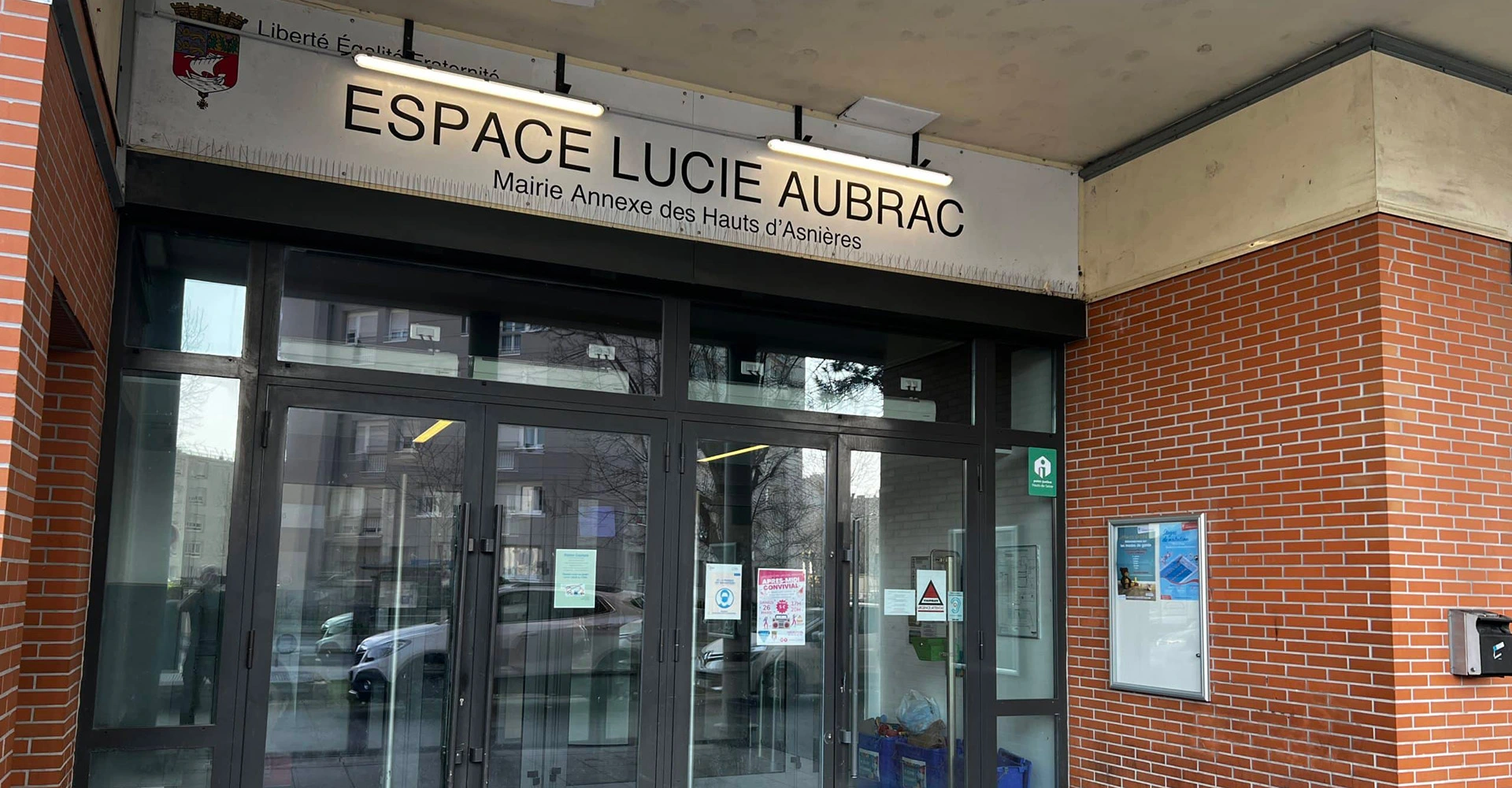 Visuel décoratif représentant la porte d'entrée de l'espace Lucie Aubrac à Asnières-sur-Seine.
