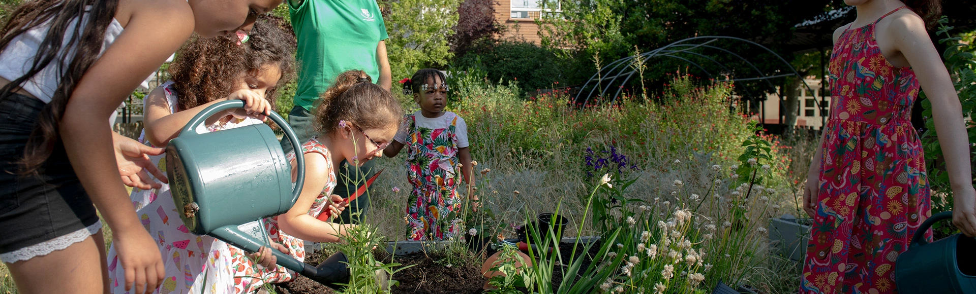 Visuel décoratif représentant des enfants faisant du jardinage.